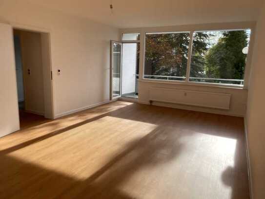 Erstbezug nach Sanierung: Lichtdurchflutete 2-Zimmer-Wohnung mit Süd-Balkon