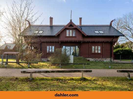 Living in a listed building - attic apartment with 4 rooms on Jungfernsee in a premium location