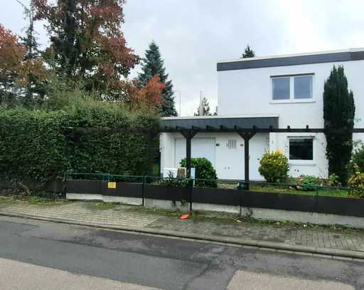 Spacious 5 room house next to the rhine river and palace park Biebrich; 10 min to Clay Caserne