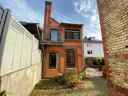 Zauberhaftes, charmantes Wohnhaus, seitl. der Aarstraße, Wbd., ideal für 1-2 Personen