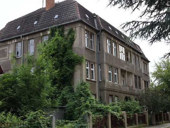 Sanierungsbedürftiges Mehrfamilienhaus auf einem großzügigen 1.555 m² Grundstück. Viel Potenzial!