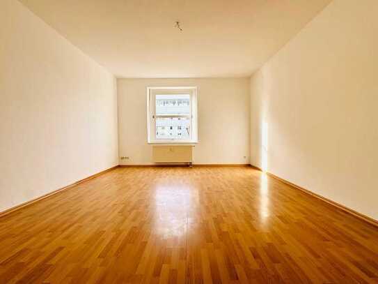 großzügige 4-Raum-Wohnung mit Balkon +++ WG geeignet