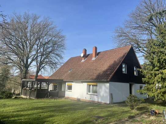 Gemütliches Wohnhaus mit Doppelgarage in idyllischer Naturlage auf großem Waldgrundstück