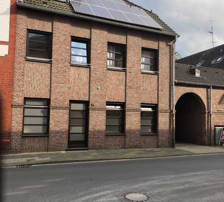 Elegantes Stadthaus mit viel Raum und Komfort im Herzen von St. Tönis