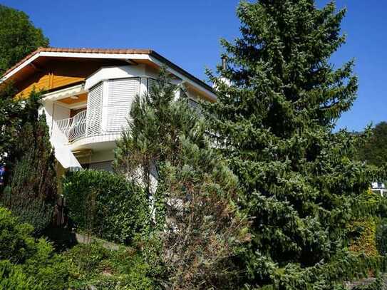 Freistehendes Mehrfamilienhaus mit drei Wohneinheiten in sonniger Südhanglage