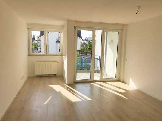 Ab sofort: Helle, moderne 2 Zimmer Wohnung mit Balkon, EBK, Wannenbad, 10min Frankfurt & Darmstadt