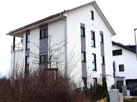 Helles möbliertes Zimmer mit eigenem Bad zur Untermiete in schöner Wohnung in Langen
