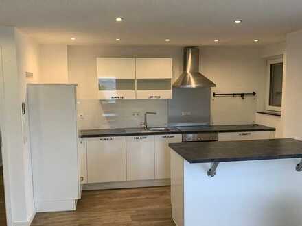 Liebevoll komplett sanierte, helle 3 Zimmerwohnung