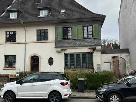 Erdgeschoß-Wohnung mit Garage und Garten