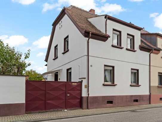 Familienglück in ruhiger Seitenstraße mit Garage. Als Ein- oder Zweifamilienhaus nutzbar!