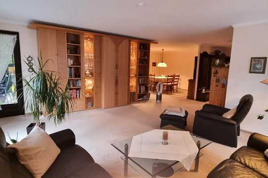 Großzügige und modernisierte 2- Zimmer Wohnung mit Balkon und Garage