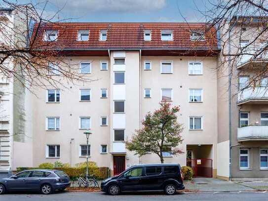 Über den Dächern von Steglitz: Bezugsfreie Dachgeschosswohnung mit Balkon