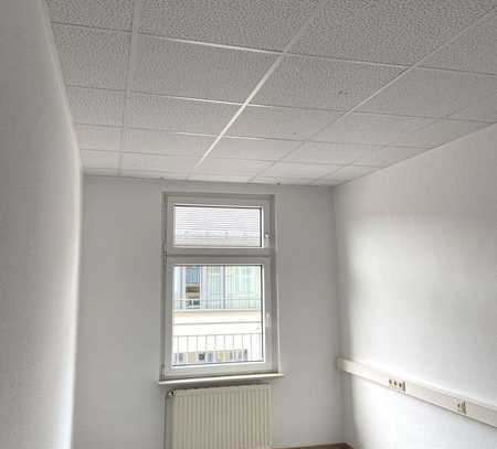 ** Büro mit Balkon sowie Aufzug zu vermieten **