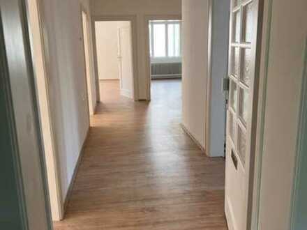 helle freundliche, renovierte 4-Zimmer-Hochparterre-Altbau-Wohnung mit Balkon und Tageslichtbad