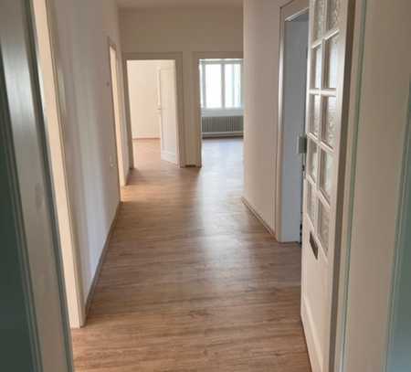 helle freundliche, renovierte 4-Zimmer-Hochparterre-Altbau-Wohnung mit Balkon und Tageslichtbad