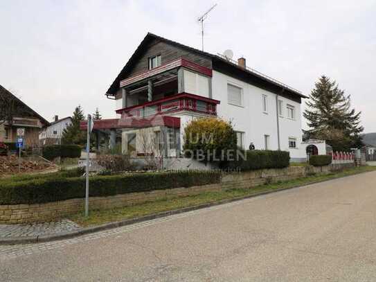 Kernsaniertes Einfamilienhaus mit großem Nebengebäude