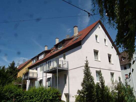 Stadtnah und ruhig, Sonnenbalkon mit Blick ins Grüne.