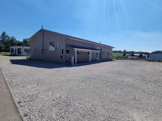 Gewerbehalle mit Grundstück und Carports