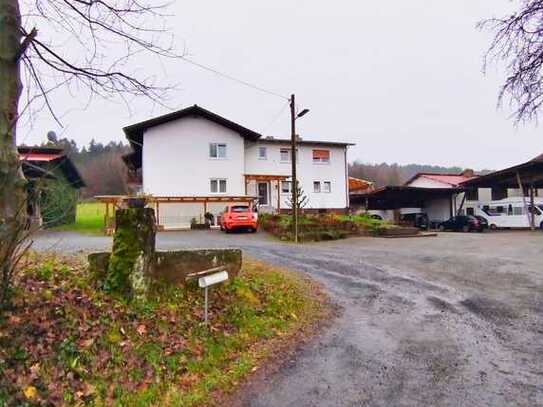 Großes landwirtschaftliches Anwesen mit 2 Häusern, Nebengebäuden, Wohnmobilstellplätzen etc.