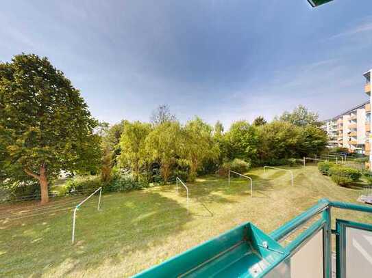 Haucht dieser neu sanierten 3-Raum-Wohnung mit Balkon & Blick ins Grüne ab 09.2025 neues Leben ein