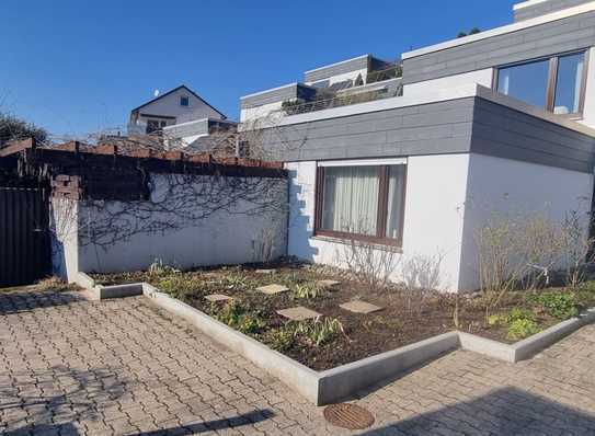 Weinstadt-Beutelsbach - Terrassenhaus mit guter Ausstattung, Garten und Garage. frei!