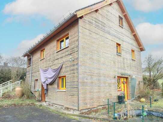 Eigenheim für Ruheliebende mit großen Garten, Terrasse und Garage in Waldrandlage