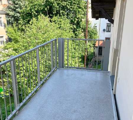 BALKON & WOHNKÜCHE // sonnige DG-Wohnung *** neu renoviert ***