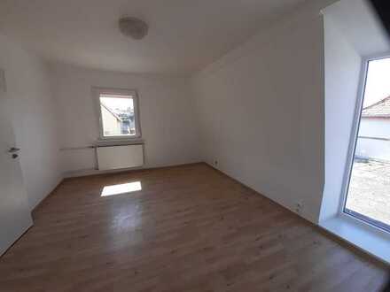 Attraktive 2,5-Zimmerwohnung mit EBK, großer Terrasse und Balkon in Westhofen