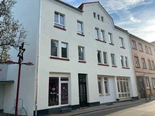 Frisch renovierte großzügige 2,5 Zimmer Wohnung in Groß-Auheim mit separatem Eingang im Hofauheim