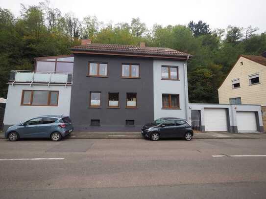 GROßZÜGIGE ERDGESCHOSSWOHNUNG MIT TERRASSE UND GARAGE