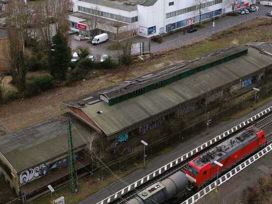 Sanierungsbedürftiges Bahnhofs-Hallengebäude zu vermieten