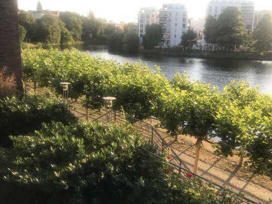 TOPLAGE - Wohnen wie im Urlaub mit direktem Spreeblick mitten in der Hauptstadt