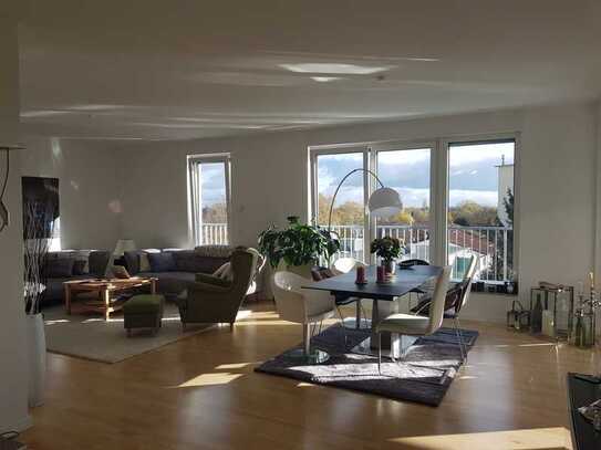 Lichtdurchflutete Penthouse-Wohnung mit Parkblick