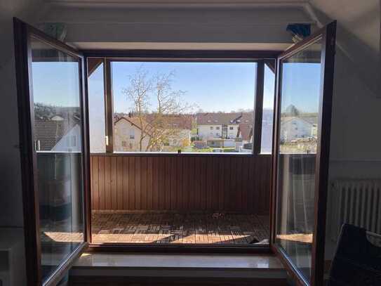 Geschmackvolle, gepflegte 2 Zimmer Dachwohnung mit Loggia in Burgau. Provisionsfrei zu verkaufen.
