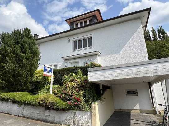 Stadtgarten: Dreifamilienhaus auf traumhaftem Grundstück mit Garage und Carport!