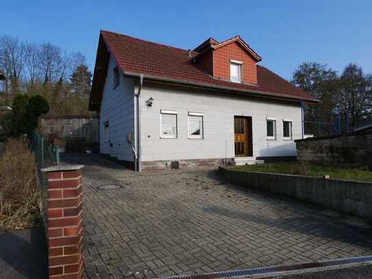 Nähe Klinikum: Älteres Wohnhaus mit Garten im Stadtgebiet