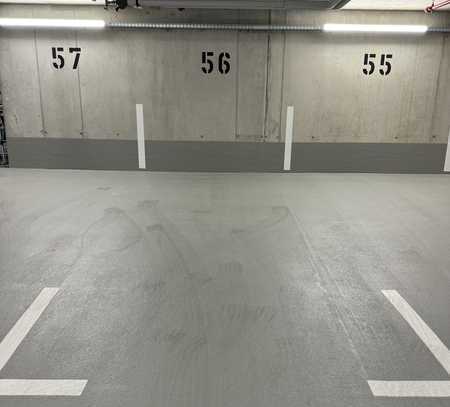 Geräumige Tiefgarage in einem neuen modernen Gebäude