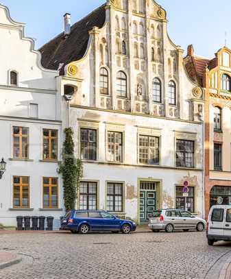 Zentral in Altstadt: schickes & ehrwürdiges MFH mit 6 WE in Altbau-Ensemble | Gut vermietet