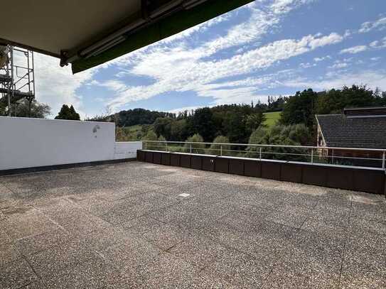 Wohnen im Siebenmühlental: 40 m² Dachterrasse in herrlicher, unverbaubarer Aussichtslage