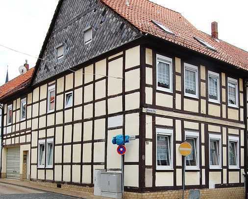 Günstig zu Eigentum: Modernisiertes Stadthaus mit 3 WE und Dachterrasse