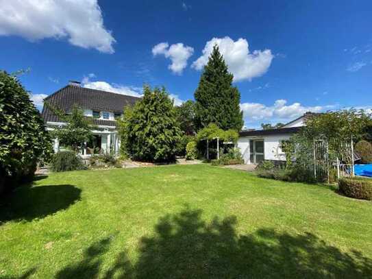 ZWEIFAMILIENHAUS MIT GROßZÜGIGEM PLATZANGEBOT