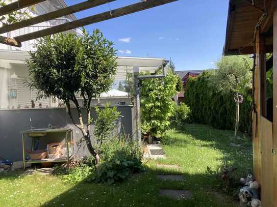 Schönes geräumiges Haus. Viele Zimmer. Einliegerwohnung möglich. Gut gebaut.