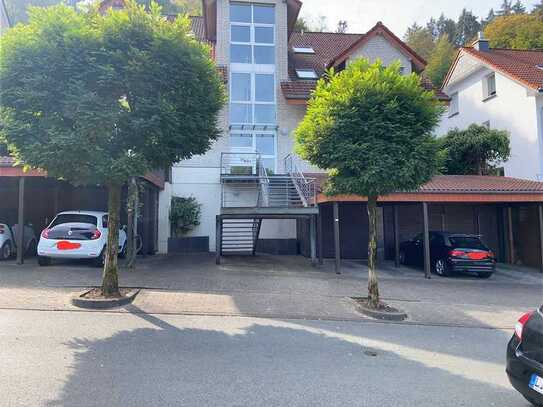 Schöne Erdgeschoss Wohnung mit 2 ZKB und Carport in Innenstadtlage