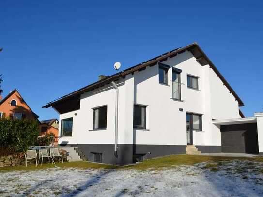 Modernisiertes Einfamilienhaus mit Terrasse und Garage in Aussichtslage