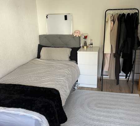 Mädchen Wg + Balkon, 2 Min zur PH, 10 min zur RWU, neues Bad, nette Mitbewohnerinnen