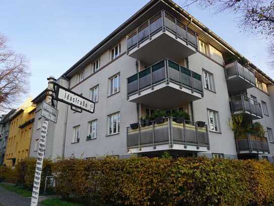 Helle Wohnung mit großem Balkon und Einbauküche wartet auf neue Mieter!