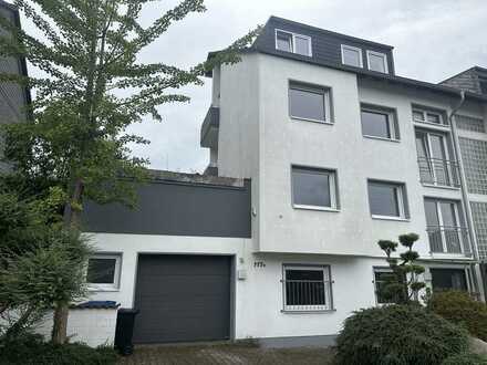 Mehrfamilienhaus mit 3 Einheiten in Leverkusen-Opladen.
Sofort frei ! Nur Dachgeschoss vermietet !