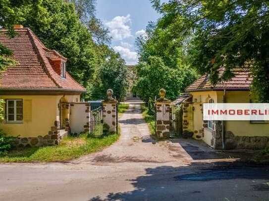 IMMOBERLIN.DE - Klassisches Torhaus mit Sonnengarten + Pool am Kartzower Schloss