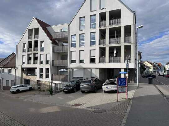 Neuwertig mit Balkon und EBK: Stilvolle 2,5-Raum-EG-Wohnung mit geh. Innenausstattung in Ehingen