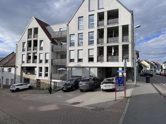 Neuwertig mit Balkon und EBK: Stilvolle 2,5-Raum-EG-Wohnung mit geh. Innenausstattung in Ehingen